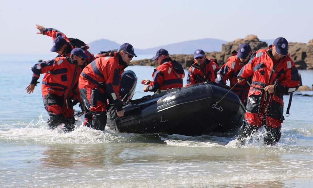 El Ejército ensaya entre gran expectación las técnicas de navegación de la Antártida - Los militares manejan en O Grove las lanchas neumáticas y los trajes de supervivencia que van a tener que emplea