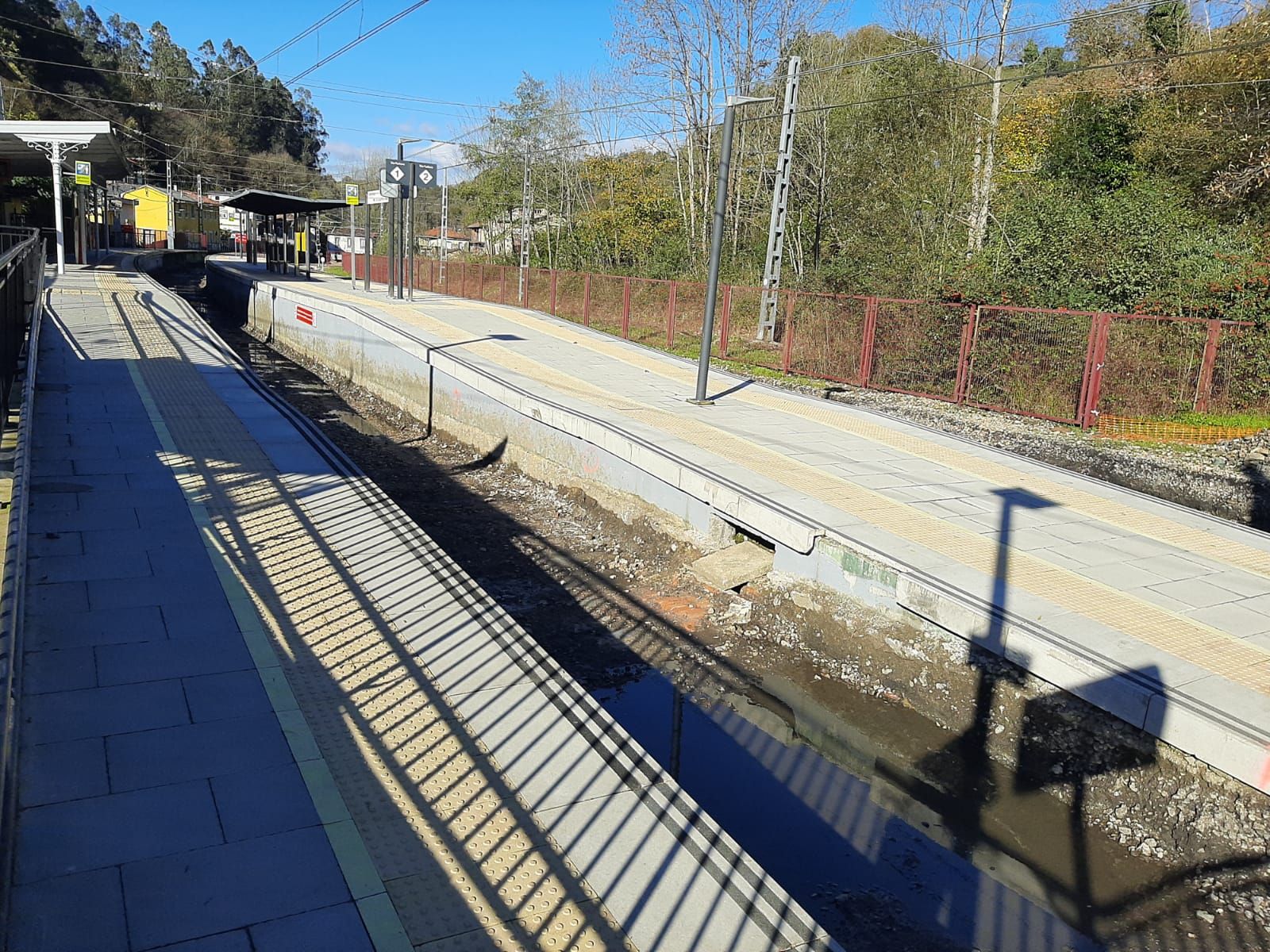 Así luce el tramo ferroviario entre Carbayín y El Berrón: sin vías ni traviesas