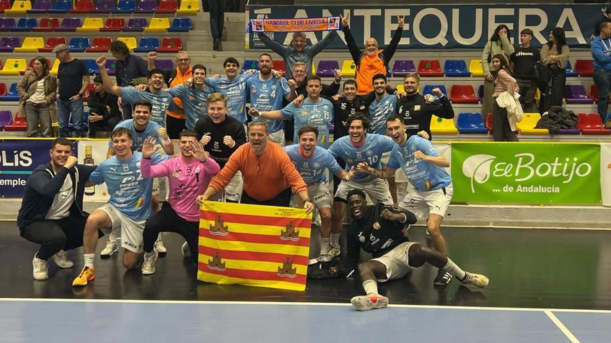 La expedición del Trasmapi Ibiza celebra el triunfo en la pista del Antequera. | HCE