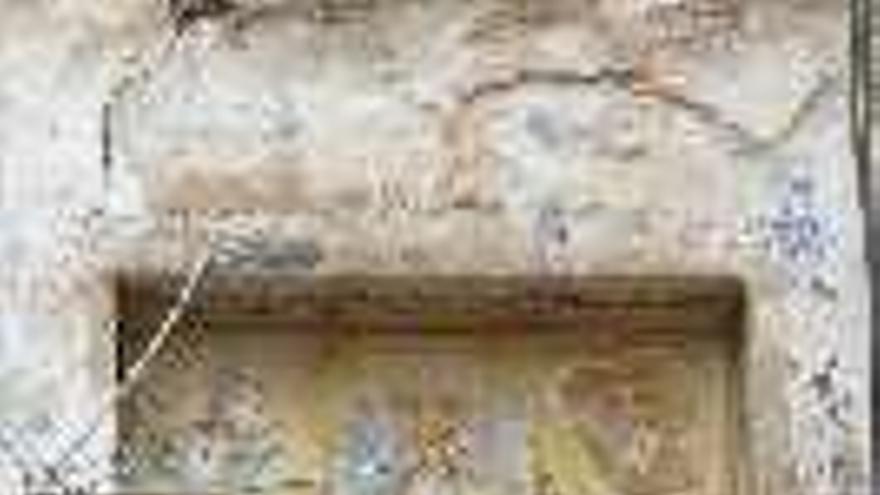 El retablo de cerámica es del s. XVIII.