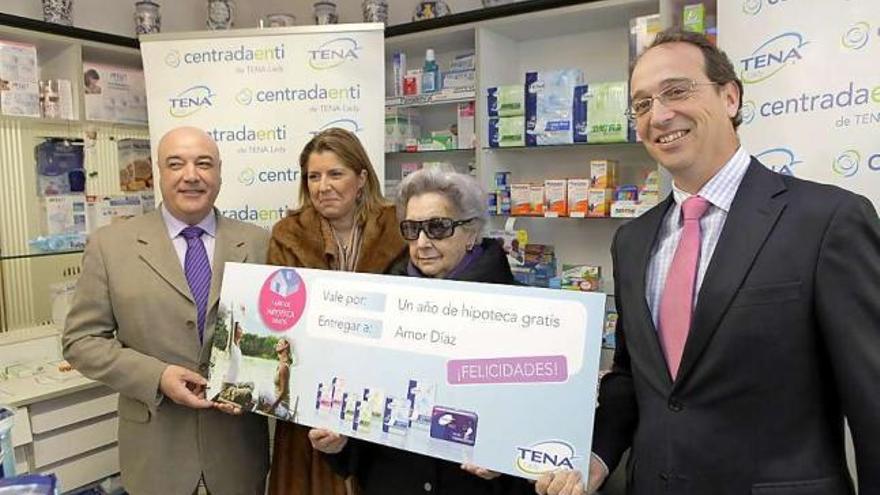 De izquierda a derecha, Juan Manuel Marín, Cristina Álvarez, Amor Díaz e Ignacio Dopico, con el cheque del premio.