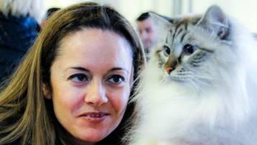 Ros Valdearcos y el gato «Baikal».