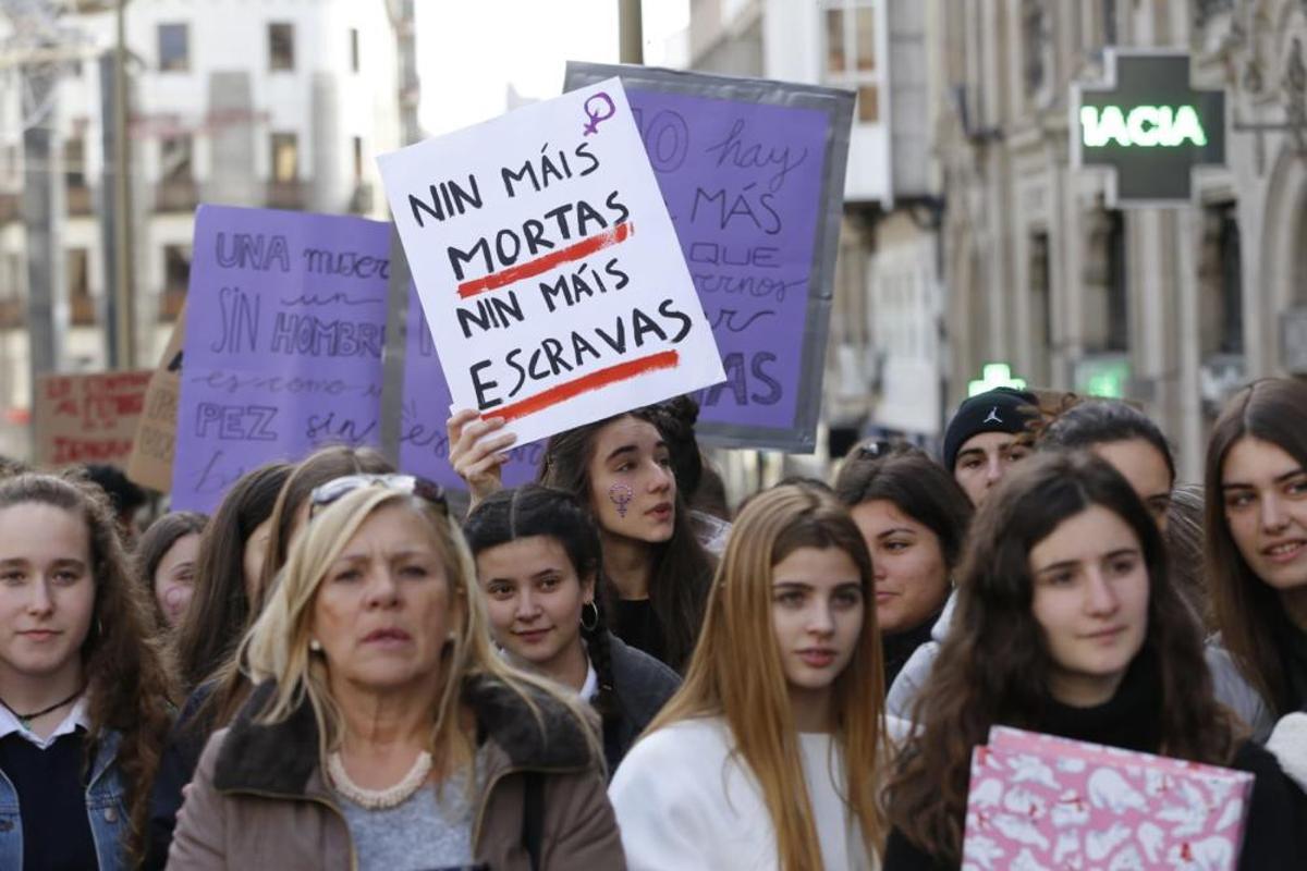 La "marea morada" de Vigo, en la calle Príncipe.