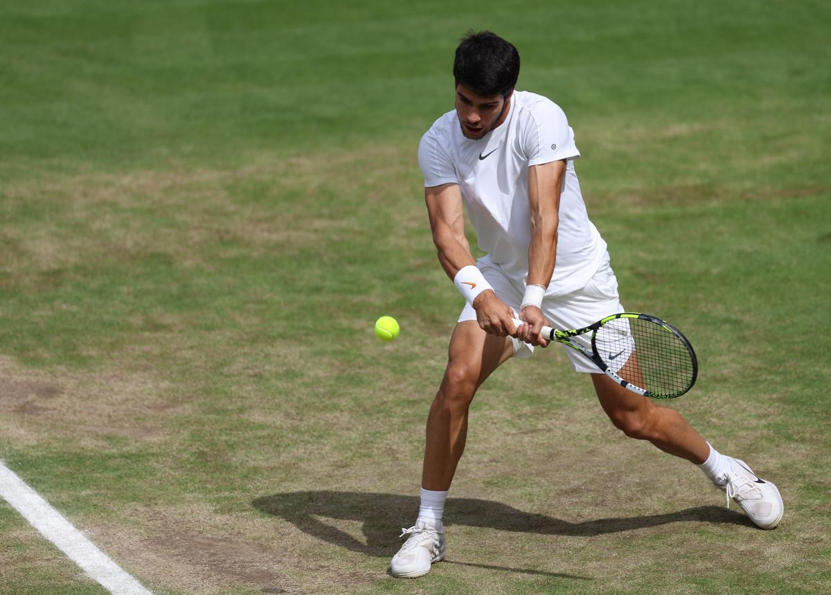 Wimbledon (United Kingdom), 16/07/2023.- Carlos Alcaraz of Spain in action during the Men’s Singles final match against Novak Djokovic of Serbia at the Wimbledon Championships, Wimbledon, Britain, 16 July 2023. (Tenis, España, Reino Unido) EFE/EPA/ISABEL INFANTES EDITORIAL USE ONLY