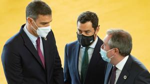 El presidente del Gobierno, Pedro Sánchez, junto al presidente andaluz, Juanma Moreno (c), y el alcalde de Sevilla y líder del PSOE-A, Juan Espadas, en el I Foro Urbano de España, el pasado 5 de octubre de 2021 en la capital hispalense.