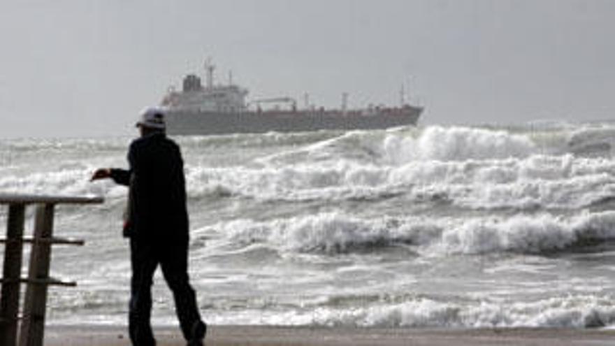 El temporal obliga a cerrar el paseo marítimo del Portixol