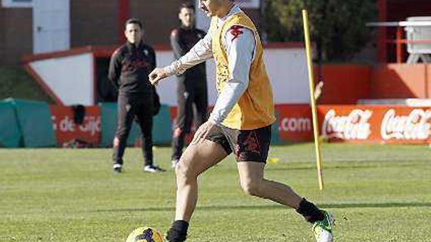 Nacho Cases conduce el balón durante un entrenamiento.