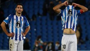 Joseba Zaldua (izq.) y Mikel Oyarzabal se lamentan tras la eliminación de la Copa del Rey
