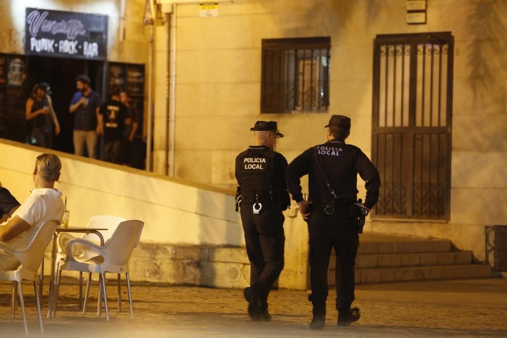 La Policía levanta 90 actas por consumir alcohol durante la primera noche antibotellón en el barrio de Alicante.