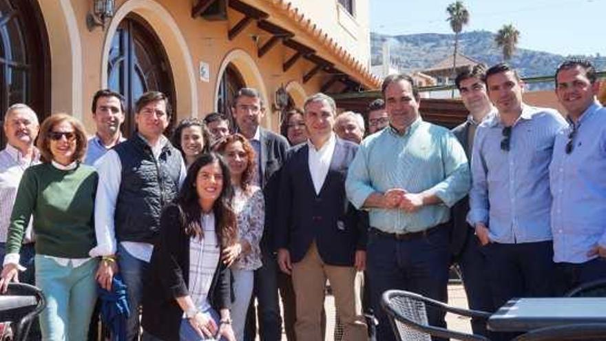 El líder provincial del PP, ayer en Pizarra, rodeado de cargos de su formación en la comarca.