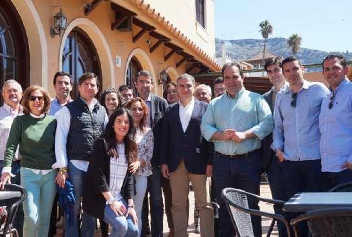 El líder provincial del PP, ayer en Pizarra, rodeado de cargos de su formación en la comarca.