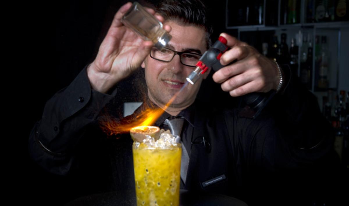 Giuseppe Santamaria, el millor bàrman d’Espanya, prepara una caipiroska per a EL PERIÓDICO.
