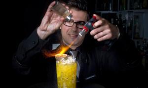 Giuseppe Santamaria, el millor bàrman d’Espanya, prepara una caipiroska per a EL PERIÓDICO.