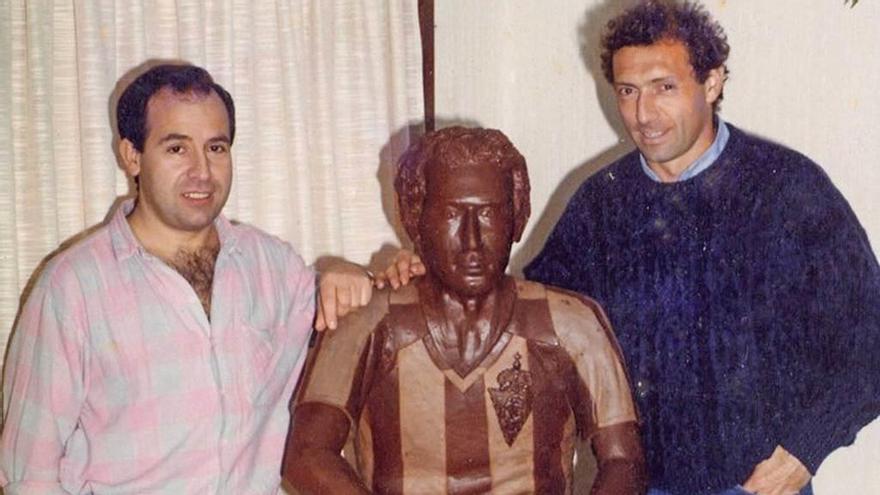 Una reproducción de la foto de David de Pedro y Quini con su figura a tamaño natural tomada en 1987.