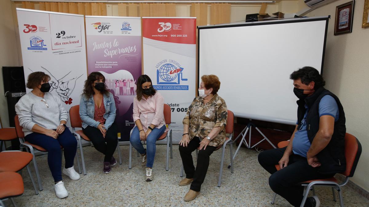 De derecha a izquierda, Crescencio Muñoz, Pilar Isidro, Ángela Muñoz, Alba Salas y Dolores Sofía Ganss