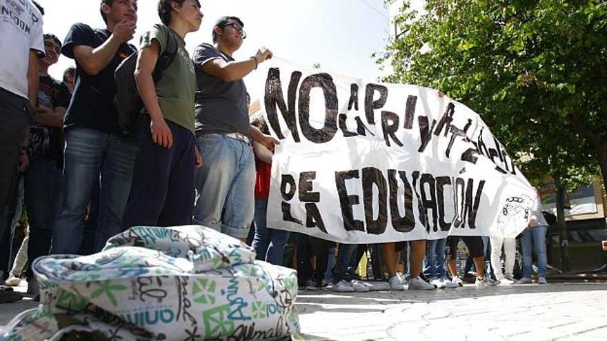 La manifestación salió de las escaleras del Instituto Jorge Juan y llegó hasta la sede de Educación por la avenida de Aguilera.