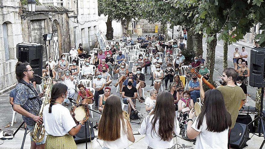 Actuación do dúo Lagoa Folk o pasado luns na praza de San Bieito, no Porriño.  // A. Hernández.