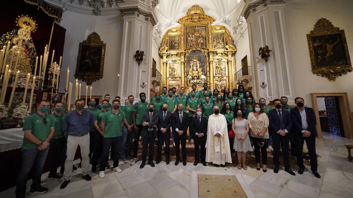 El Unicaja femenino y masculino hicieron ofrenda floral a la Virgen de la Victoria.