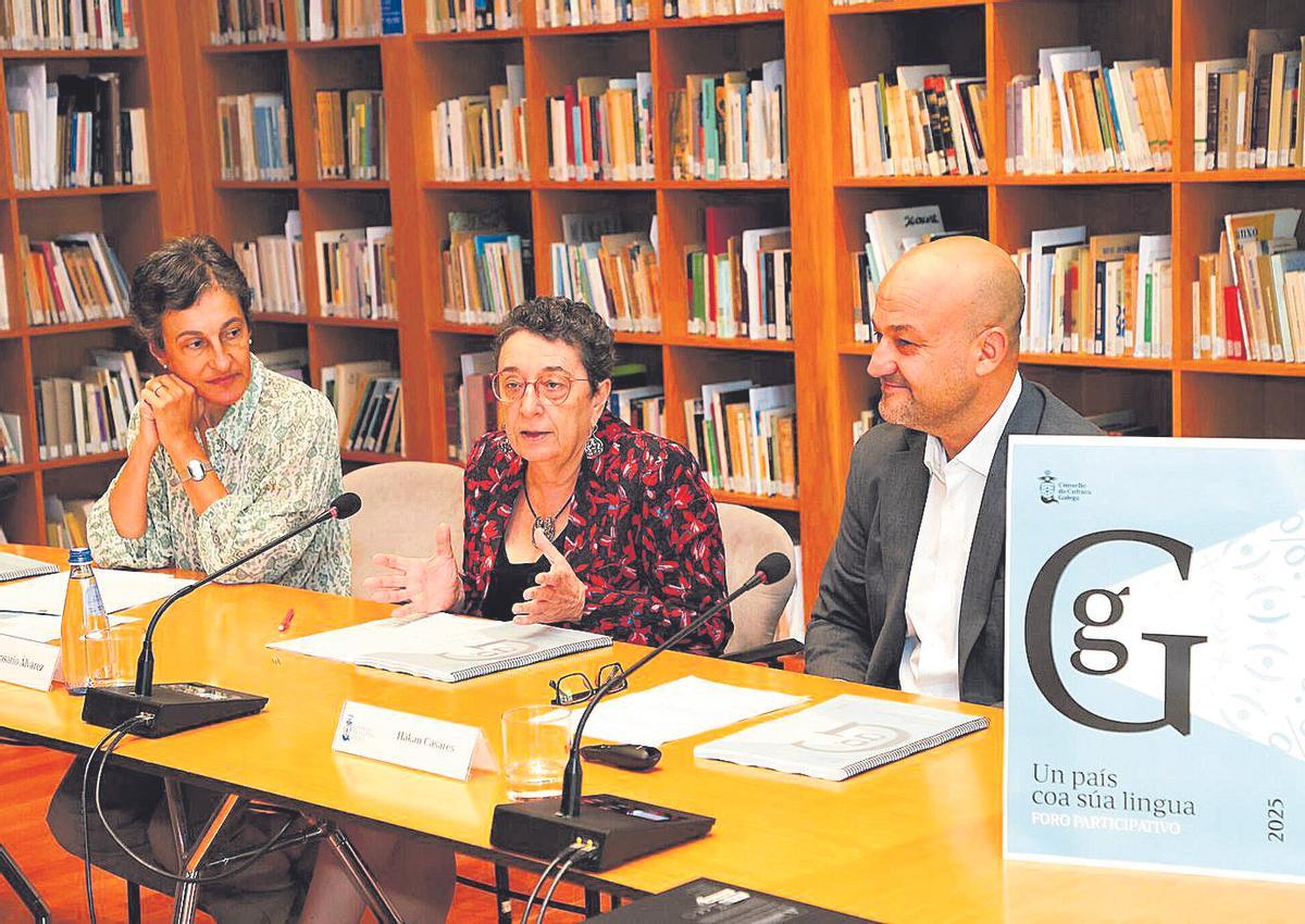Dolores Vilavedra, Rosario Álvarez e Håkan Casares, onte, no CCG, en Santiago.
