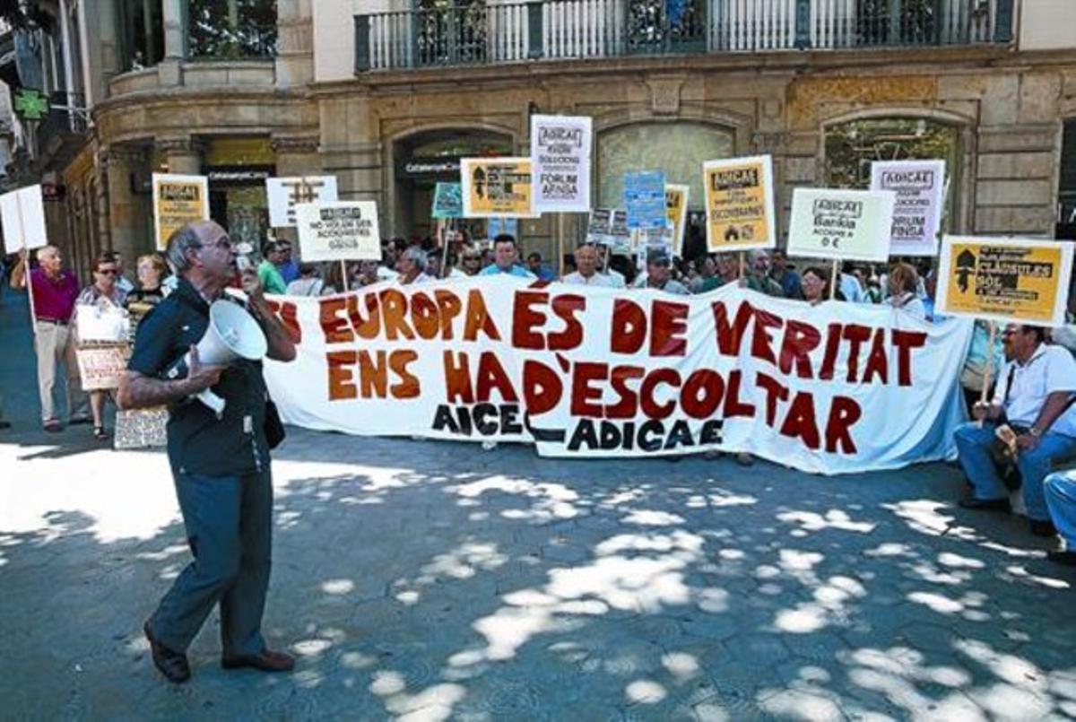 Concentració d’afectats per preferents i clàusules terra convocada per Adicae davant la seu de la UE a Barcelona, ahir.