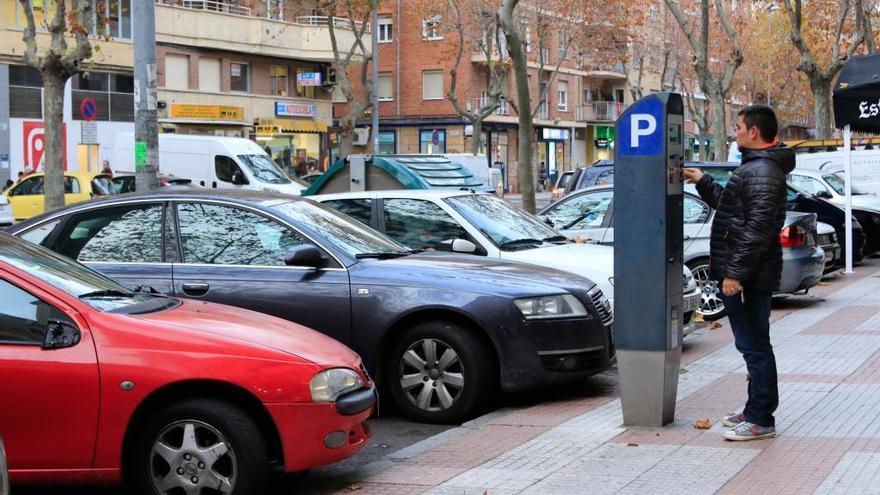 Un joven saca el tique de la O. R. A. en Zamora.