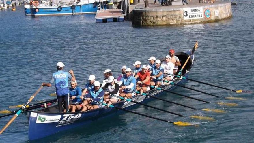 La tripulación moañesa, ayer, durante un entrenamiento en aguas de San Sebastián. // Facebook SDTirán