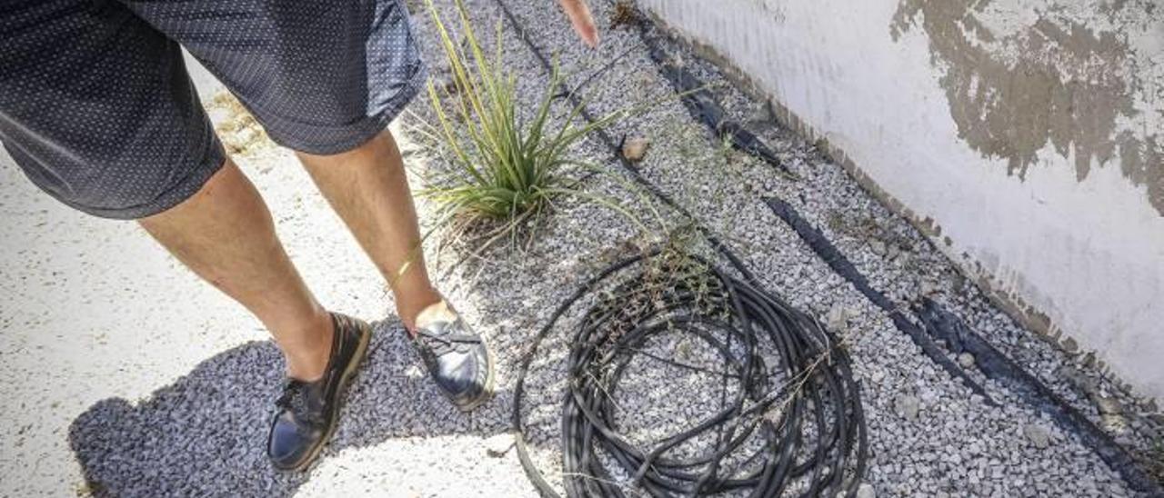 Cables en una parcela sin luz, que se ha conectado a la del vecino.