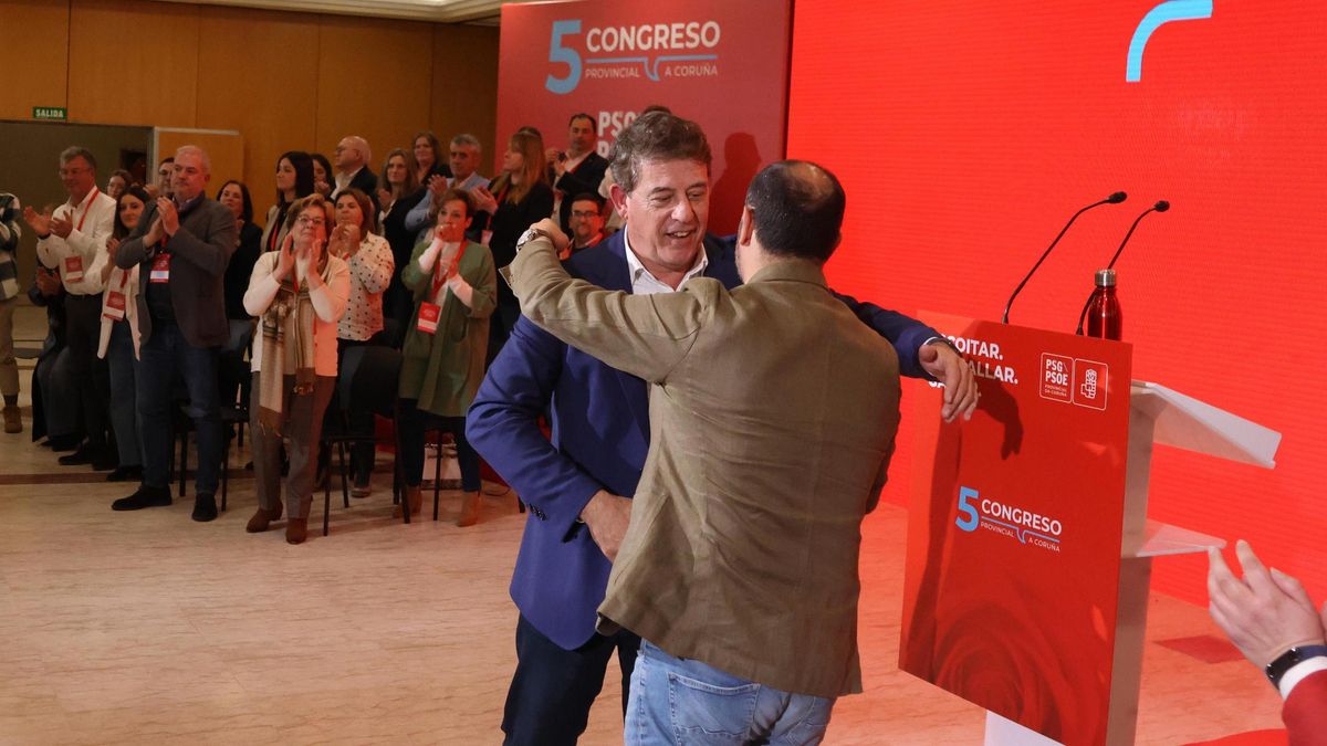 José Ramón Gómez Besteiro abraza a Bernardo Fernández Piñeiro en la clausura del Congreso Provincial del PSdeG de A Coruña