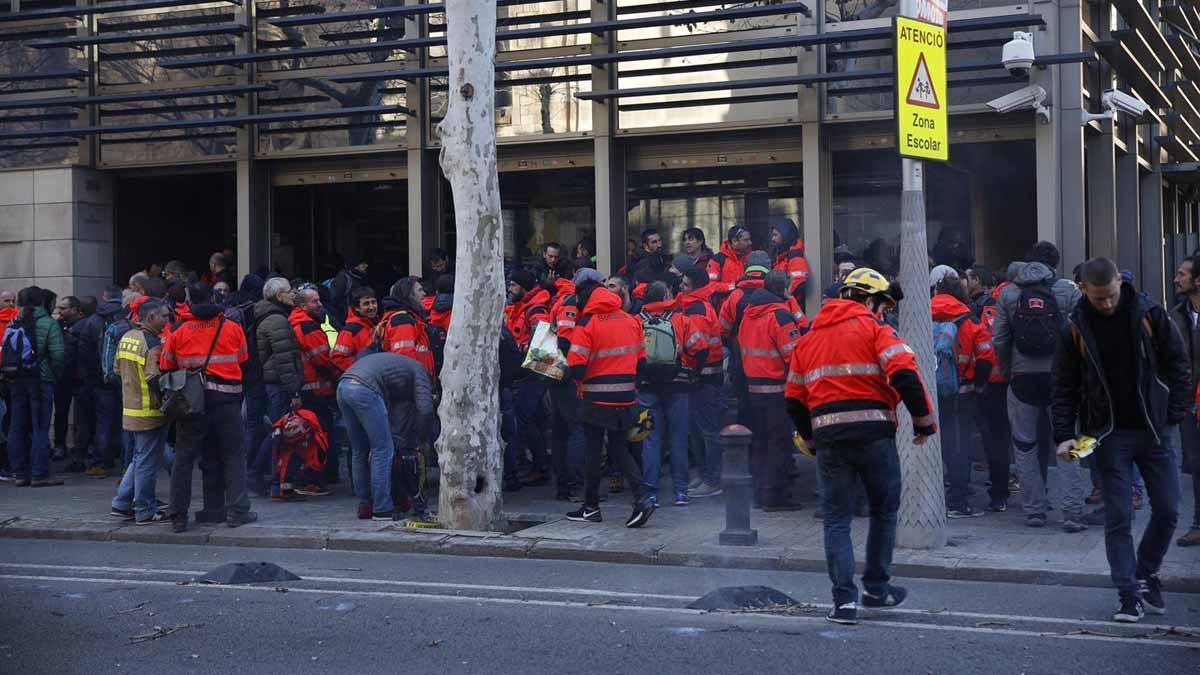 Los Bombers de la Generalitat se concentran frente a la sede de Interior