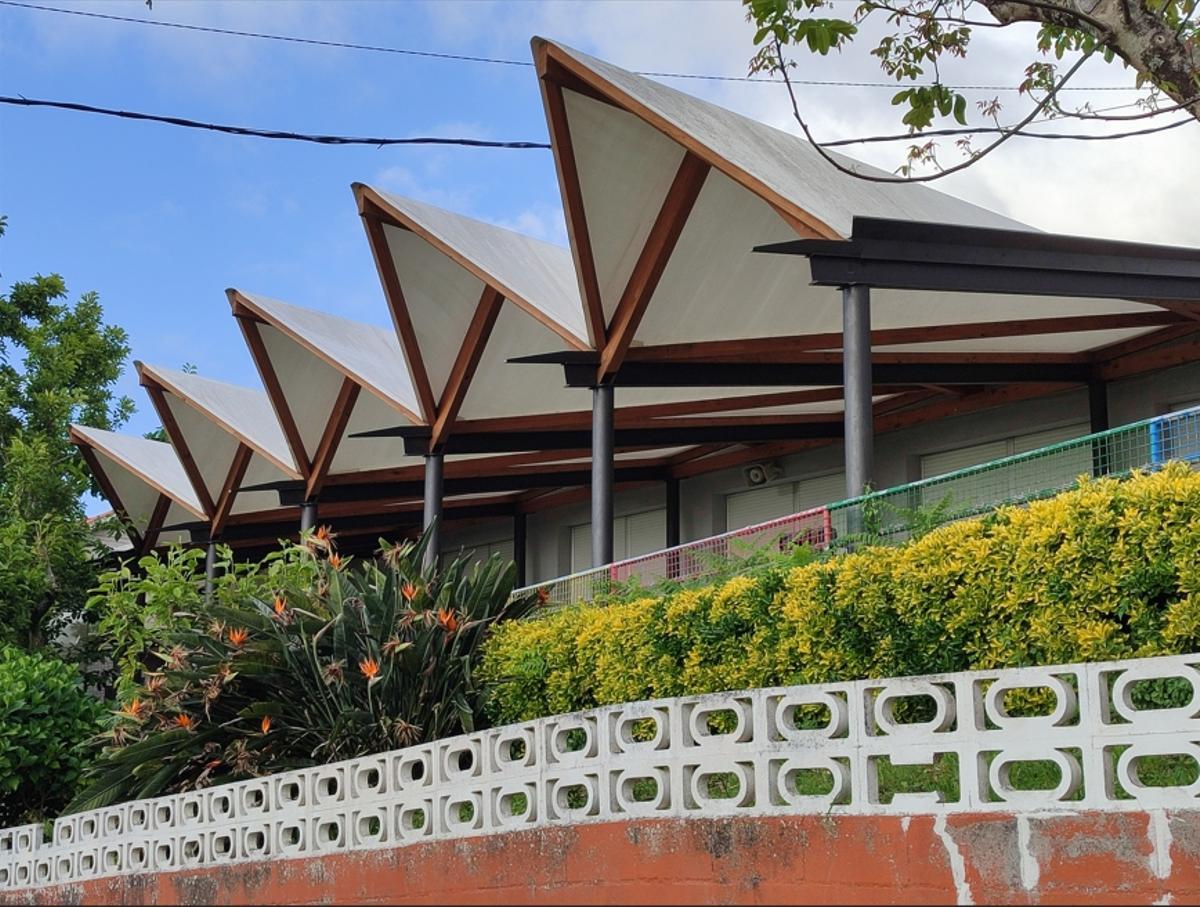 Fachada y cubierta exterior con lona del colegio de A Torre-Cela.