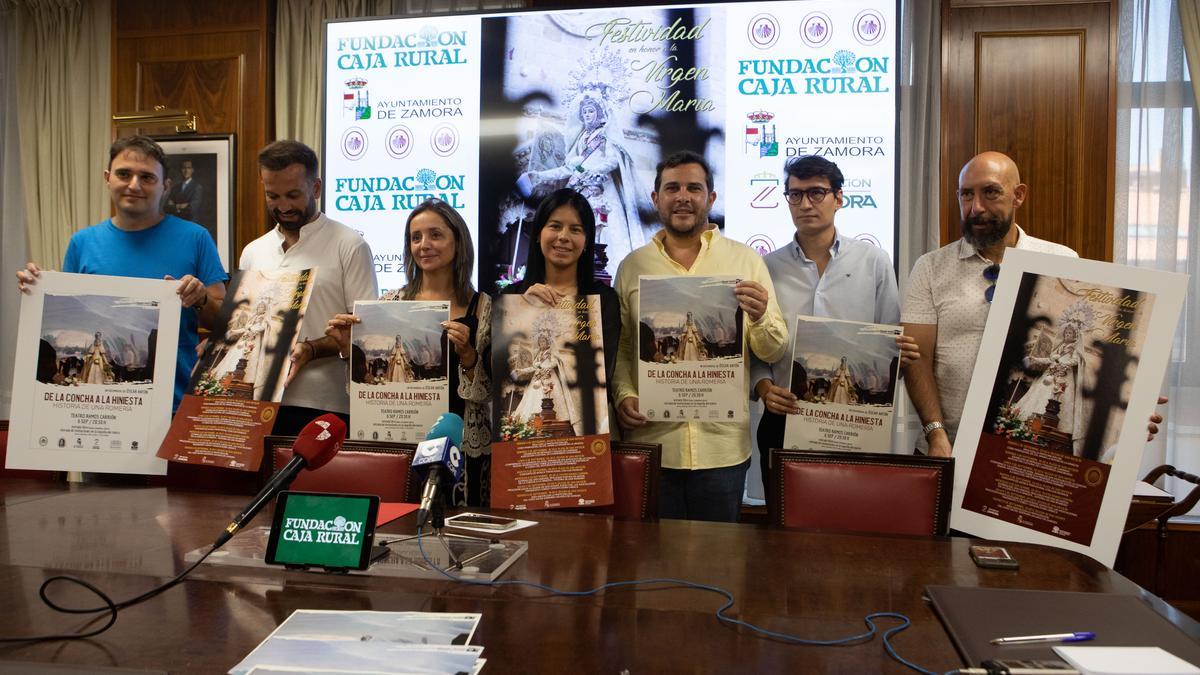 Autoridades durante la presentación de la Semana Cultural de la Concha