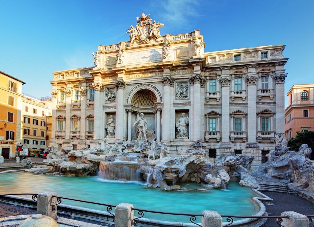 La Fontana Di Trevi es la fuente más famosa de Roma e Italia, recoge cada día cientos de monedas que se donan a Cáritas