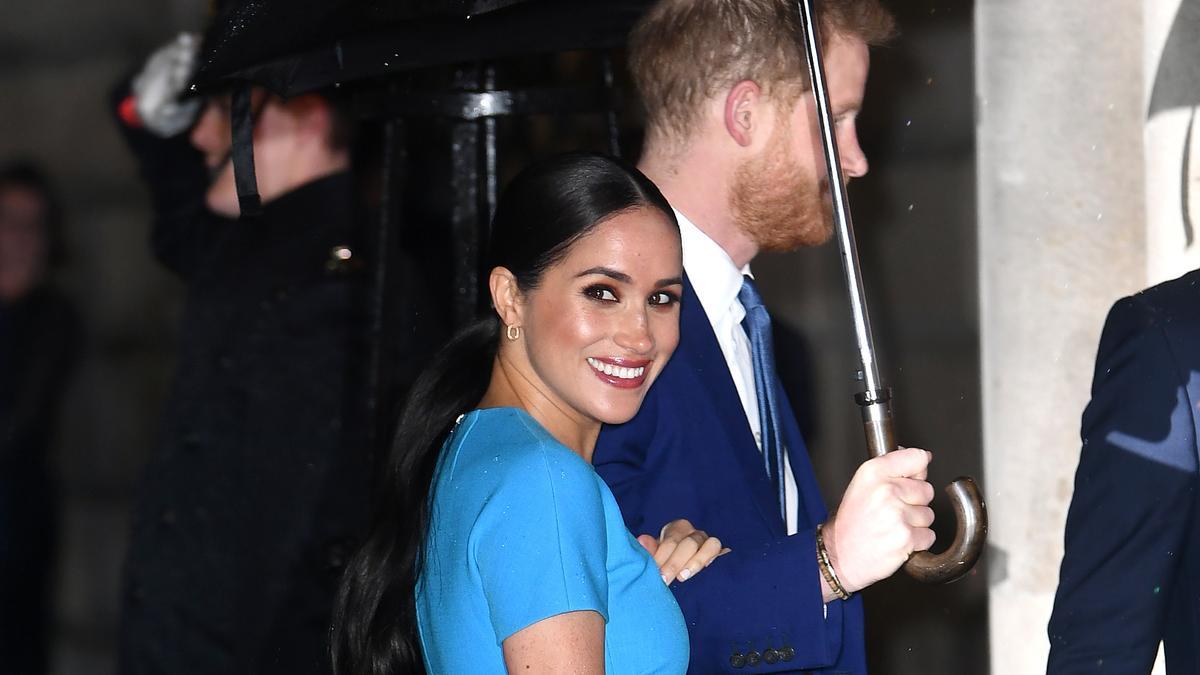 Meghan Markle con vestido azul de Victoria Beckham en su vuelta a Londres