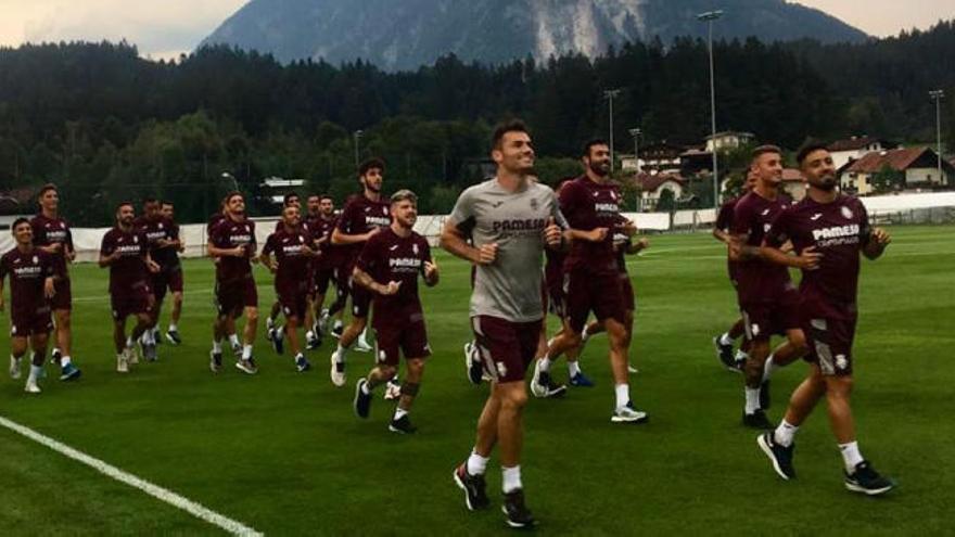 El futbolista corriendo al frente del grupo en el stage de Austria.