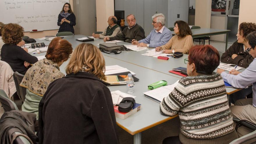 El PP denuncia la reducción de la oferta en  la Universidad Popular y Lozano lo niega