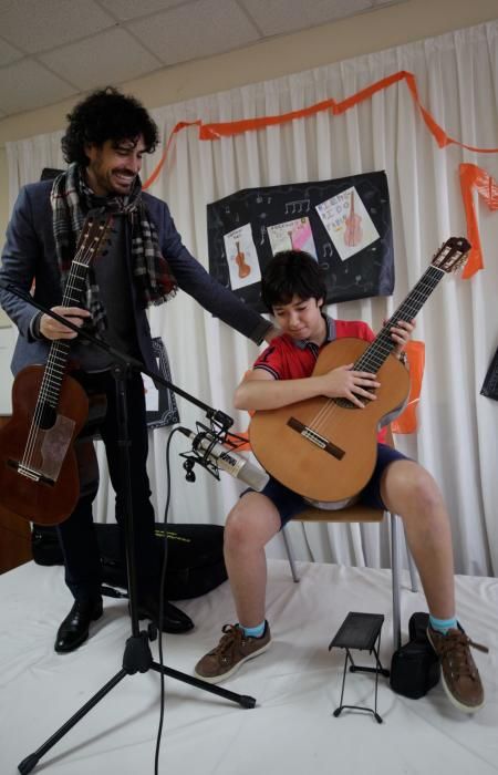 El guitarrista Pablo Sáinz Villegas en el colegio Parque Infantil de Oviedo