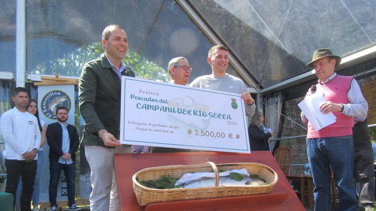 Por la izquierda, el alcalde de Cangas de Onís, José Manuel González; el pescador del campanu, Mario Merayo; el representante del Grupo El Campanu, Adrián Mori; y el presentador del evento, Ángel Lueje.