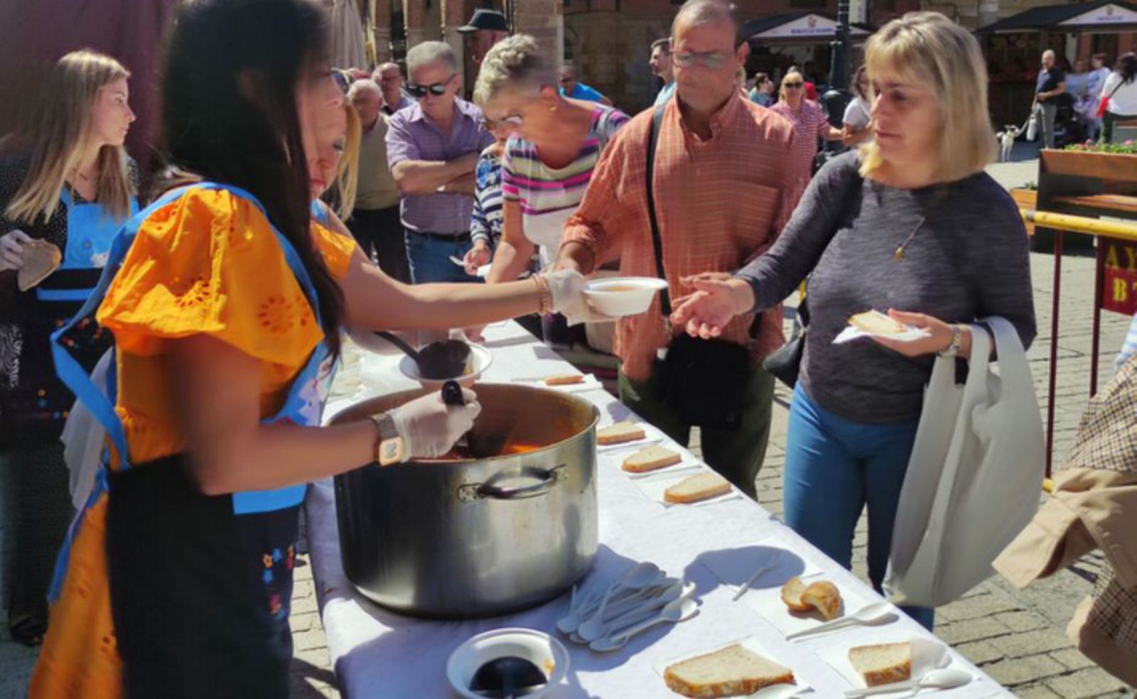 Degustación popular en la Feria de Benavente. / E. P.