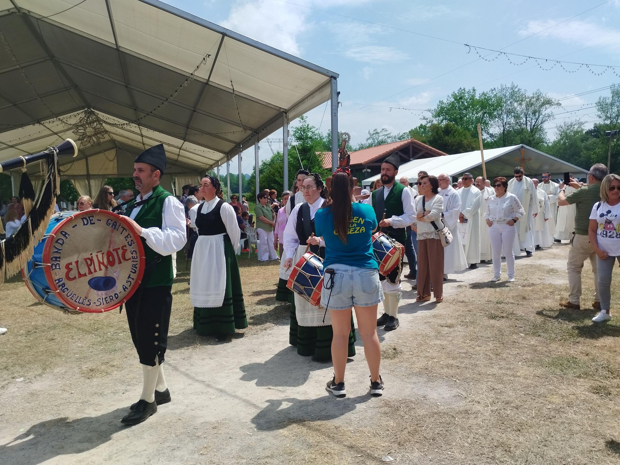 La misa solemne y procesión de la Virgen de la Cabeza en Meres, en imágenes