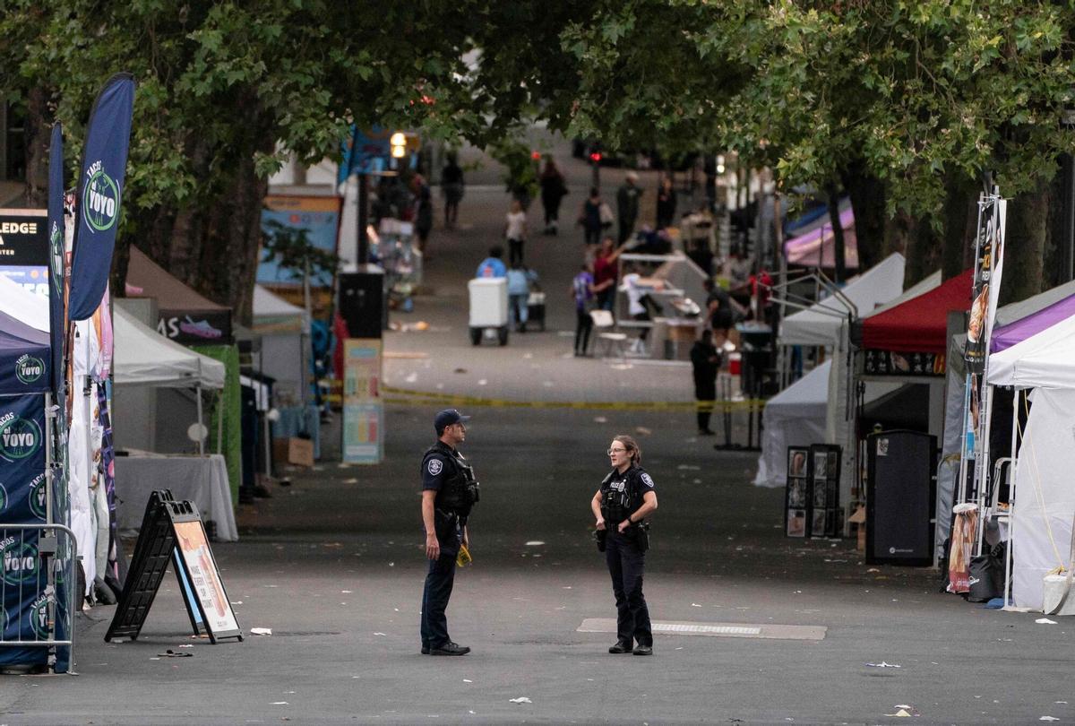 Agentes de policía vigilan la zona tras el tiroteo durante el festival Bite of Seattle Agentes de policía vigilan la zona tras el tiroteo durante el festival Bite of Seattle