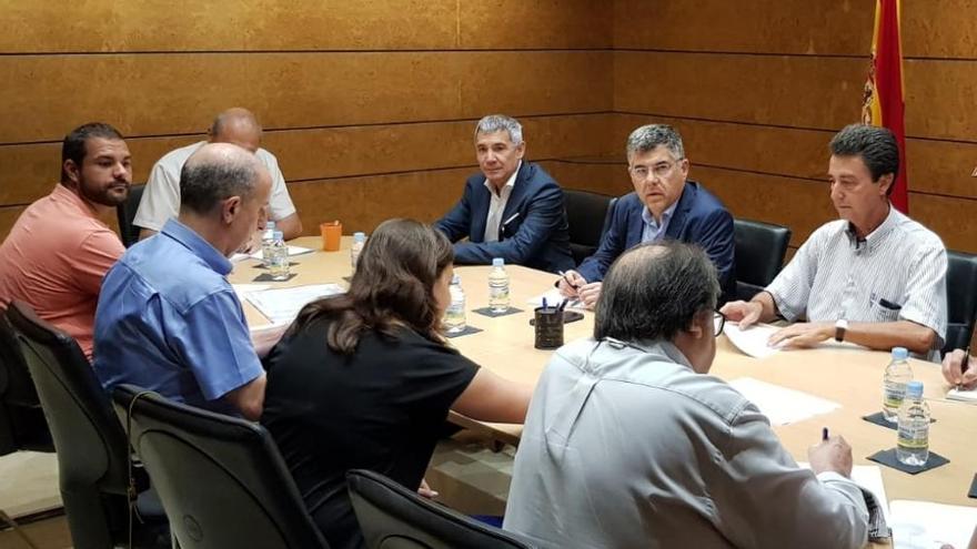 La reunión del alcalde con el delegado del gobierno, Fulgencio.      a. m.