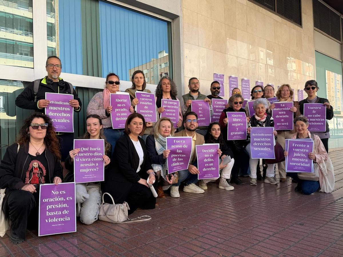Colectivos feministas integrantes de la Asamblea 8M de Córdoba y concejales de Hacemos, en la protesta.