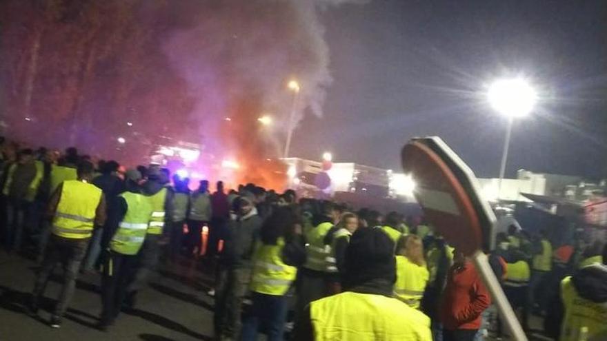 Protesta de los agricultores en el centro logístico de Antequera