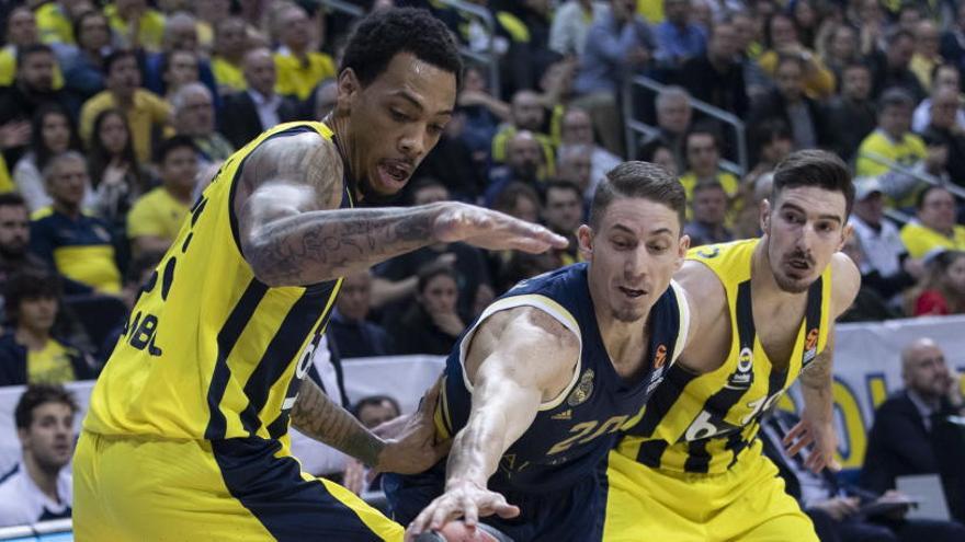 Carroll en una acción contra Thomas y De Colo.