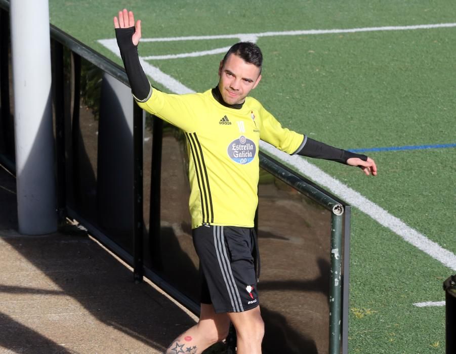 La hinchada celtista rodea al equipo en el entrenamiento a puerta abierta celebrado en la tarde de ayer en A Madroa