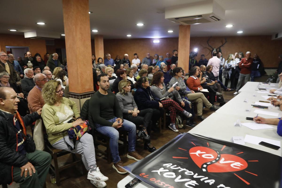 La multitudinaria asamblea vecinal por el vial de Jove, en imágenes