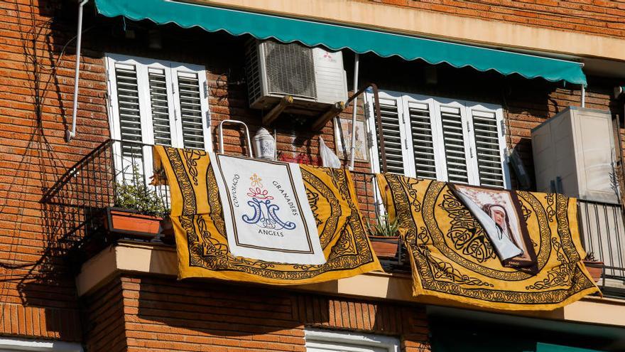 Algunas cofradías de Semana Santa sacan sus estandartes a los balcones.