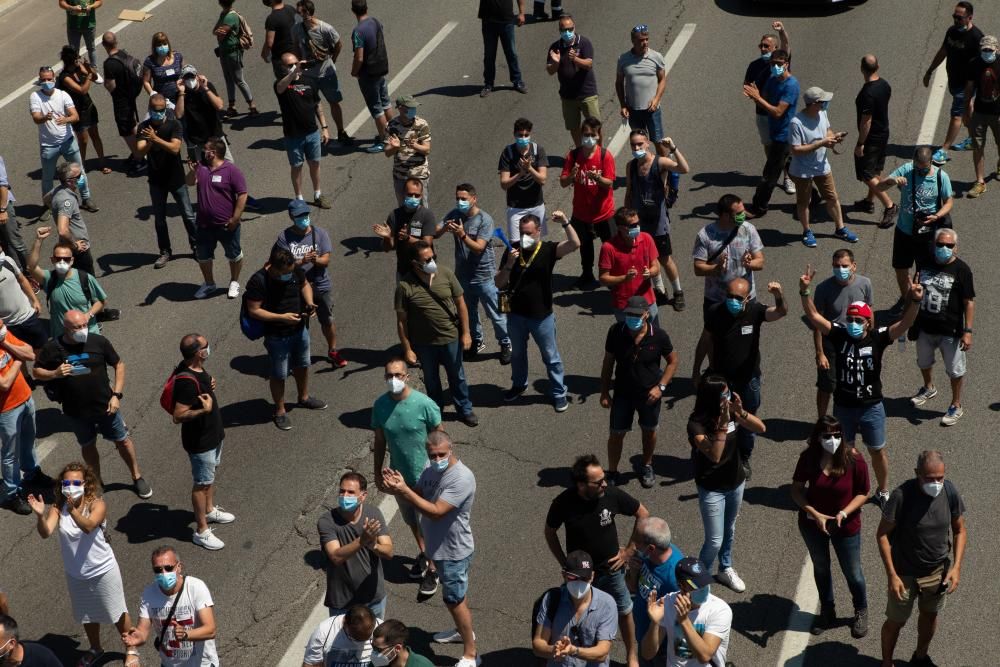 Trabajadores de la planta de Nissan en la Zona Franca de Barcelona protestan ante el cierre
