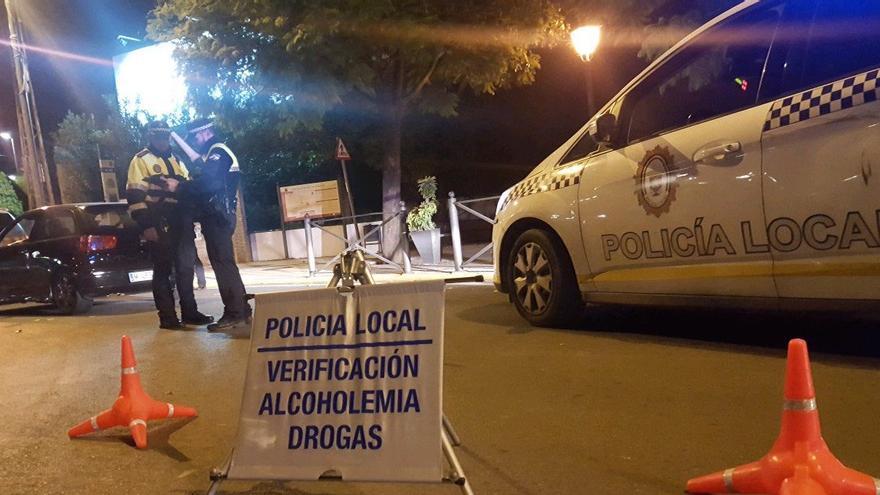 La Policía Local de Castilleja de la Cuesta en uno de los controles de alcoholemia instalados en la localidad. / El Correo
