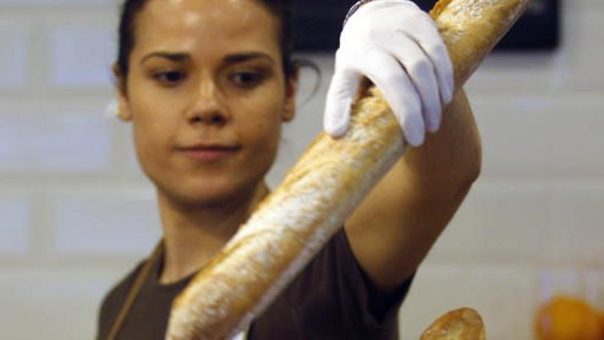 Una mujer atiende en una panadería.